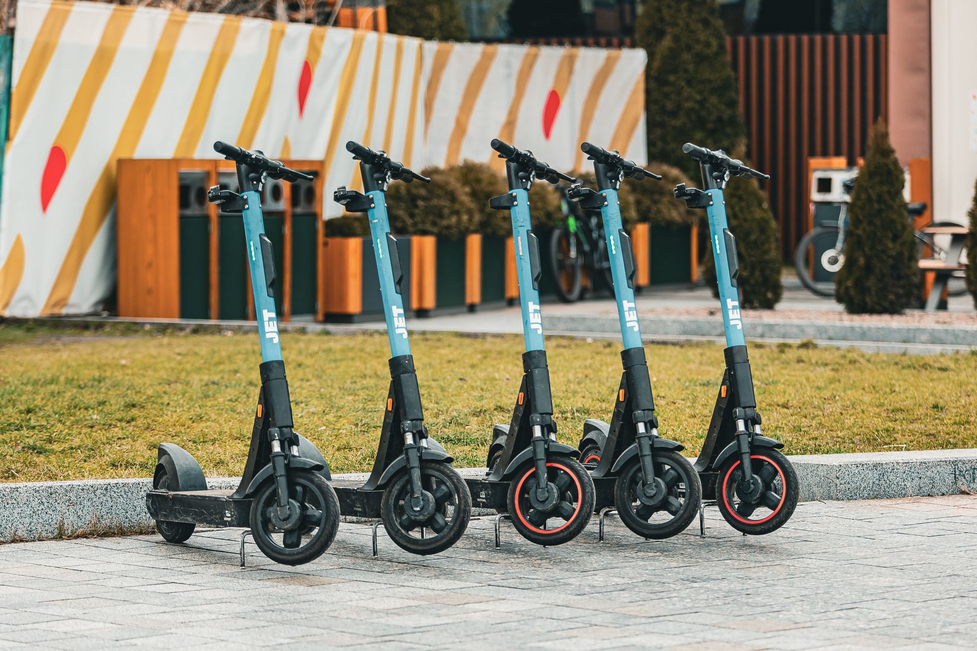 Elsparkesykler pent parkert på rekke langs en bygate